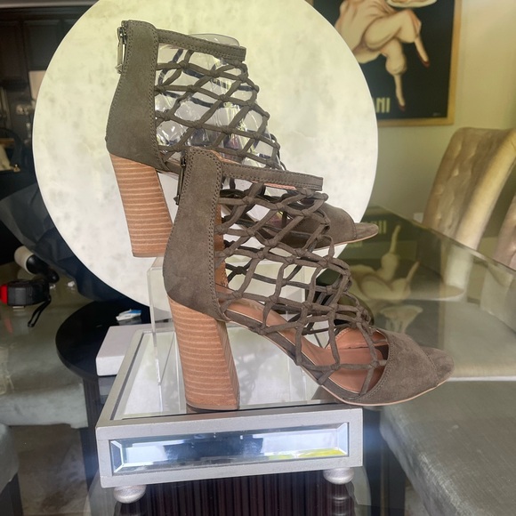 Women’s size 9 sandal .. Heels measure 3.5 inches .Smoke free home - Picture 2 of 2